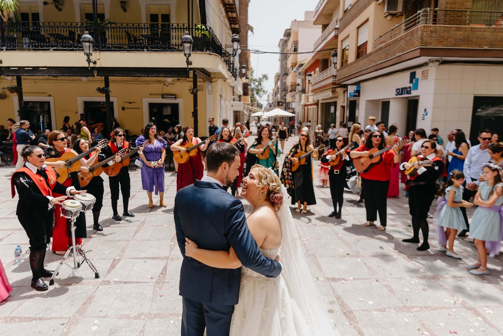 Patricia y Jorge no salieron simplemente de la Iglesia… 🎶❤️
En cuanto cruzaron la puerta, la tuna empezó a sonar y el mundo se paró un segundo.
Abrazos, risas, miradas que lo decían todo y esa "Guajira” que aún resuena en el recuerdo.
Porque hay salidas bonitas, y luego están esas que te ponen los pelos de punta y te recuerdan que la vida (y el amor) también se canta.
Instagram Novio - @jorge.traid
Instagram Novia - @patrifabulosa03
Peluquería - bibiana_guerrero_peluqueria
Maquillaje - @nataliafuentesmakeup
Vestido de novia - @pollardioficial
traje de novio - @hombreduke
Zapatos novia - @mimao_style
Zapatos novio - @hombreduke
Anillos de Boda - @boutiquealianza
Floristería - @sandysweet.floristeria
Gemelos - @joseluisjoyerias
Pendientes, pulsera… - @joyeria_relojeria_joselu
Catering - @azorincatering
Finca - @fincameular
DJ - @dj_akora
Fotomaton - @gruporedcarpet