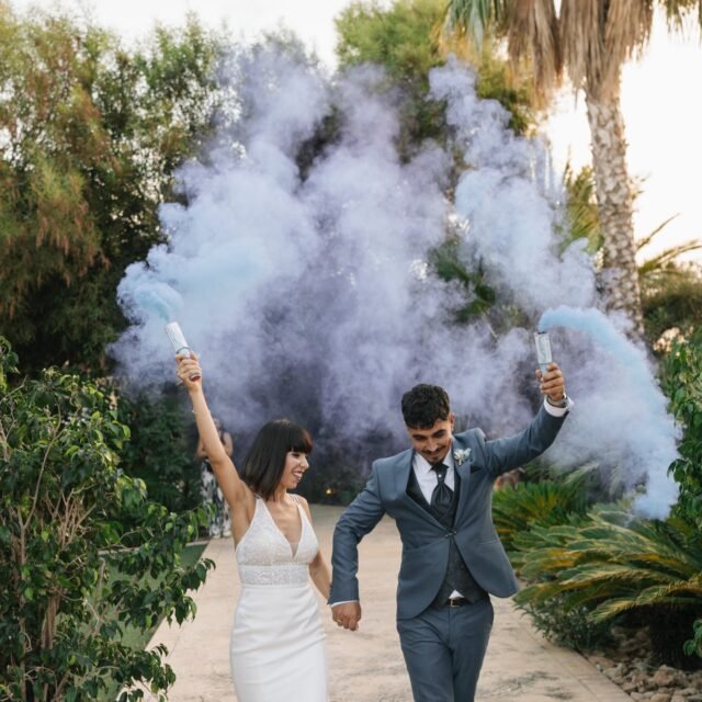 Empezamos semana ultimando la boda de esta parejaza, Andrea y Aitor, nos encanta cuando sois vosotros, cuando lo disfrutáis, cuando lo vivís desde el corazón, algo fundamental que recomendamos a todas las parejas para que cuando volváis a las fotografias os saquen esa sonrisa especial ❤️a
👩❤️👨 aitor_giron & @andreaestevm
Wedding Planner - @rosanaibse.wp
Peluquería - @hadas_estilistas
Maquillaje - @coraldiazbelleza
Vestido de novia - @lulunoviaelche
Zapatos novia - @misshonolulu_shoes
Anillos de Boda - @joyeriamas
Floristería - @adrianaflowerworks
Gemelos - @multiorosanvicente
Maestra/o de ceremonia - @alexandraestevemartinez @albertogironporcel
Catering - @fincajardinade
Finca - @fincajardinade
Fotomaton - @utopia360grados