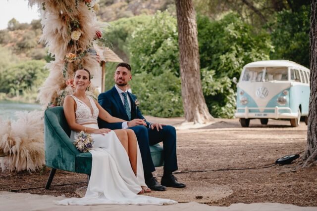 ✨ María José y Pedro ✨
Su boda fue una de esas que te reconcilian con lo simple y lo auténtico.
Rodeados de naturaleza, en pleno corazón de las Lagunas de Ruidera, celebraron su amor en un entorno mágico: el Merendero Laguna Batana. 🌿💧
Cada rincón respiraba calma, cada mirada contaba una historia y cada risa sonaba a felicidad.
Una boda natural, sincera y llena de esa energía especial que solo tienen las parejas que viven el momento al 100%. 💍💚
Y esta semana, por fin, entregamos su reportaje completo —revivir todo lo vivido ha sido un auténtico regalo. 🫶
@pedropikaa - @mjcapmu
Peluquería y maquillaje - @soniaestilistas_108
Vestido de novia - @marietta_moda_nupcial
traje de novio - @protocolonovios @elcorteingles
Zapatos novia - @flordeasoka
Floristería - @decojardin_floristas
Gemelos - @scalperscompany
Pendientes, pulsera… - @acus_complementos
Coche - @kombi_retro
Maestra/o de ceremonia - @tamycapdevila @angelacapmu y Jesús
Finca - @momentsbycasajusto
Fotomaton - @kombi_retro
Decoración - @decojardin_floristas