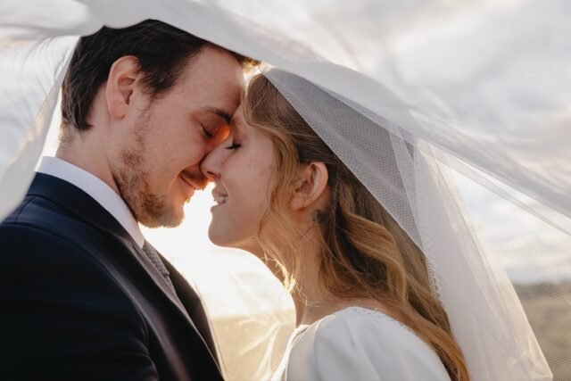 Hace unos días tuve la suerte de vivir una postboda muy especial: la de Eva y Jaime.
Para celebrar su primer aniversario, me llamaron para hacer una sesión que les hiciera revivir todo lo que sintieron el día de su boda… (eso es que hicimos las cosas bien 🥰) y no os imagináis lo bonito que fue. 🧡
Nos fuimos al Faro de Santa Pola, un lugar mágico donde el viento, la luz y el mar parecían ponerse de nuestra parte. Y yo… yo me divertí como un niño. Todo fluyó, reímos, nos emocionamos y dejamos que el momento nos llevara.
El resultado… lo tenéis aquí.
Un recuerdo más para una pareja que simplemente lo tiene todo. ✨
Por cierto, muy enamorado de esos prebesos que lo dicen todo 🧡