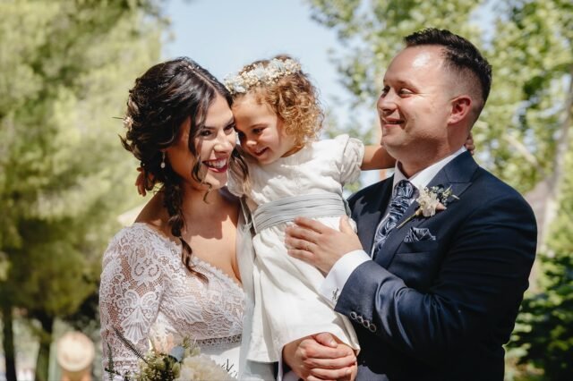 Esta semana entregamos la boda de Andrea y Rubén… y qué auténtica pasada de día vivimos con ellos. Pero antes de enseñar nada, quería detenerme en la primera foto: ellos dos… y su peque. ✨
Hay bodas que son bonitas, sí.
Y luego están esas en las que vuestros hijos forman parte de la historia, no como espectadores, sino como protagonistas de todo lo que sois.
Esas bodas donde las miradas se multiplican, los abrazos pesan el doble y cada momento tiene un lugar reservado en el corazón.
La boda de Andrea y Rubén fue exactamente eso: familia, verdad y emoción en estado puro.
Y cuando hay tanto amor delante de la cámara… contar vuestra historia solo puede salir bien. ❤️
Peluquería - @raquelcarrionestilistas
Maquillaje - @lauraarenasmaquilladora
Vestido de novia - @sedka_novias
traje de novio - @sedka_novias
Zapatos novia - @gazquezbravo
Zapatos novio - @cristizapaterias
Anillos de Boda - @joyasfernandoramirez
Floristería - @floristeriajomar1976
Pendientes, pulsera… - @estilorjoyeros8
Tocado - @tocadosycomplementosamelia
Maestra/o de ceremonia - @rubenbarea.mtnez
Finca - @mariolaeventos
Mesa dulce - @alejandraginer