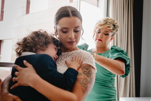 Hoy os traemos unas fotografías que representan exactamente cómo vemos una boda.
Esa forma natural, honesta y bonita de contar vuestro día, sin filtros, sin artificios… solo verdad.
Porque una boda no son solo las fotos perfectas (que también nos encantan 😍).
Una boda son esas imágenes que te arrancan una sonrisa, que te hacen revivir un abrazo o que incluso te sacan una lágrima de felicidad cuando las vuelves a ver.
Así vivieron su día Ana y Fernando, dejándose llevar, viviendo cada momento sin preocuparse por la cámara.
Y claro… el resultado no podía estar quedando más bonito. ✨