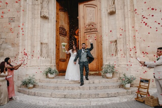 Hoy publicamos un pedacito de la boda que estamos a nada de entregar… el gran día de Edison y Elly. ✨
Una pareja que no se guardó absolutamente nada: rieron, lloraron, se abrazaron fuerte, bailaron como si no hubiese mañana… y, sobre todo, sintieron. Sintieron cada momento como merece vivirse una boda: sin miedo, sin poses, sin frenos.
Porque de eso va todo esto.
De vivir tu boda de verdad, de dejarte llevar, de mirar a tu gente y pensar “esto solo pasa hoy”. Y cuando se vive así… el recuerdo se vuelve una explosión de alegría, de energía y de emoción pura.
Muy pronto tendrán en sus manos todo el reportaje, pero mientras… aquí va un adelanto que ya lo dice todo. ❤️✨