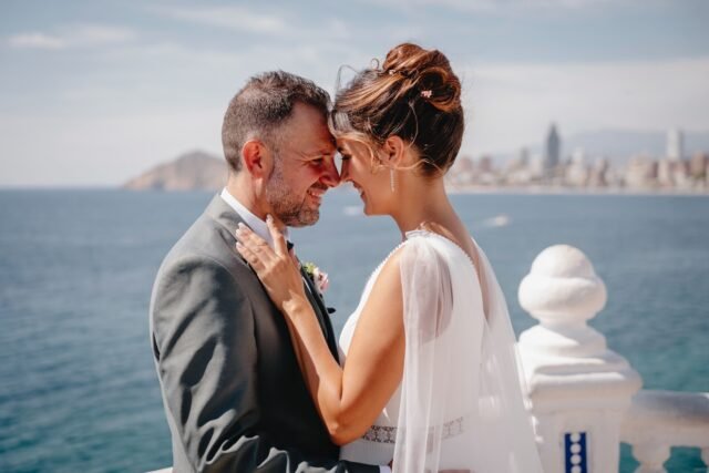 Más días de edición es lo que estamos teniendo estas semanas, pero qué sonrisa se nos pone al ver el trabajo final. Dentro de nada Natalia y Daniel disfrutarán de su boda al completo y no podemos estar más orgullosos, ¡seguimos! ❤️
Peluqueria: @david_soriano_estilistas
Zapatos novia: @misshonolulu_shoes
Anillos: @joyeriaanaaroca
Floristería: @125olivos
Catering: @catering.ya
Finca: @fincaelsenyoret
DJ: @sonidole