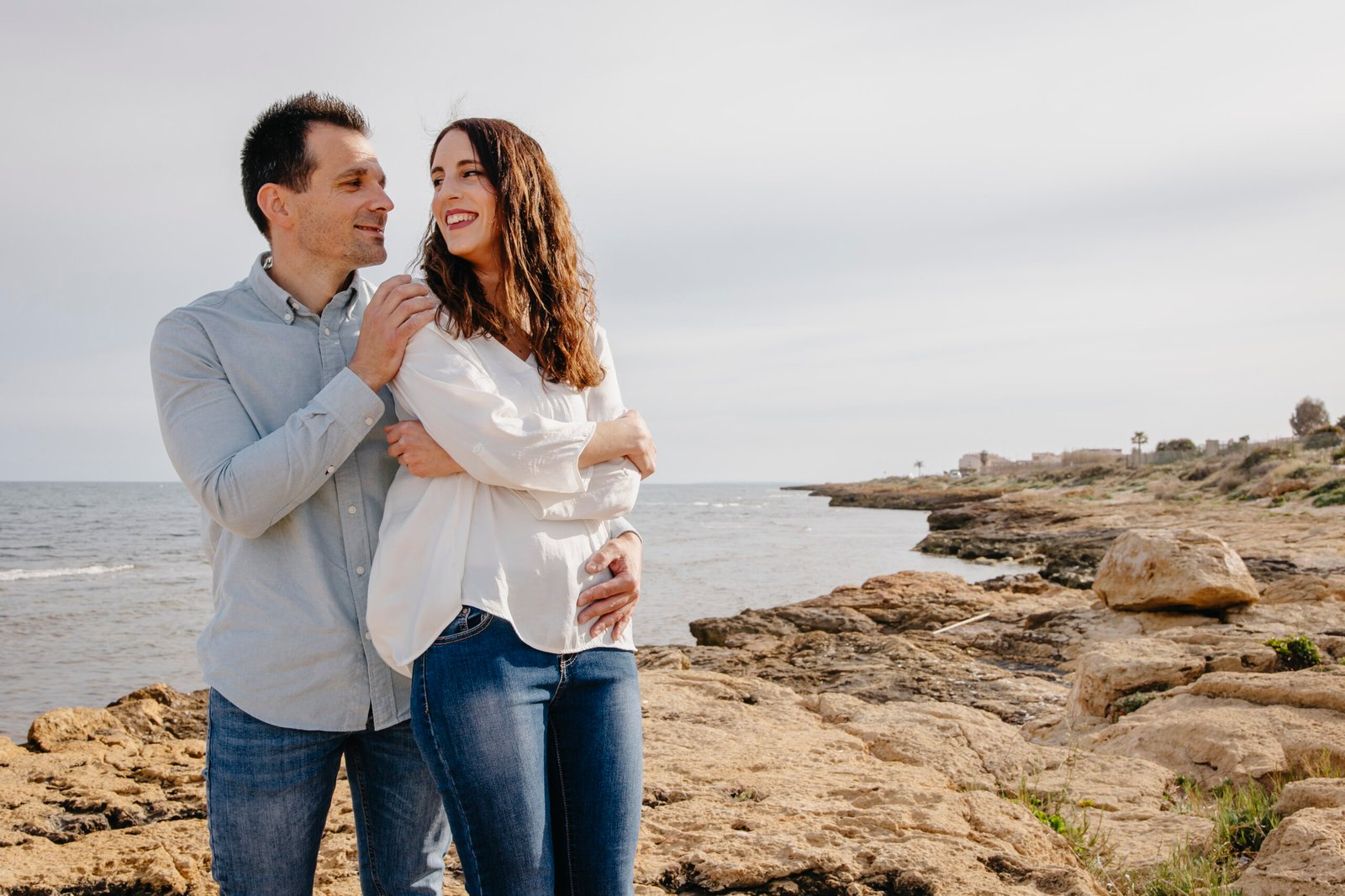 DORI Y JOSE: UNA PREBODA EN SANTA POLA LLENA DE AMOR, LUZ Y FAMILIA